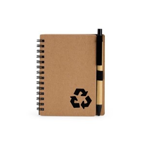 Caderno Ecológico com Caneta - Ref 18936 Este caderno é uma ótima opção para fazer anotações sem abrir mão da sustentabilidade. Com capa produzida em papelão com detalhe vazado que remete ao símbolo da reciclagem, ele conta com encadernação Wire-O e aproximadamente 70 folhas brancas p Largura :  10,5 cm  Espessura :  1 cm  Comprimento :  13 cm  Tamanho total aproximado  (CxL):  Caneta: 14 cm x 1 cm Impressão UV   