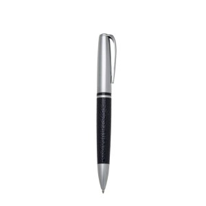 Caneta Metal Couro - Ref. ER133B Caneta metal prata com couro preto e clip metal. Possui anel central preto e dois anéis em relevo na ponteira. Acionamento por rotação. Tamanho total aproximado (CxD): 13,7 cm x 1,6 cm Impressão UV ou Laser   